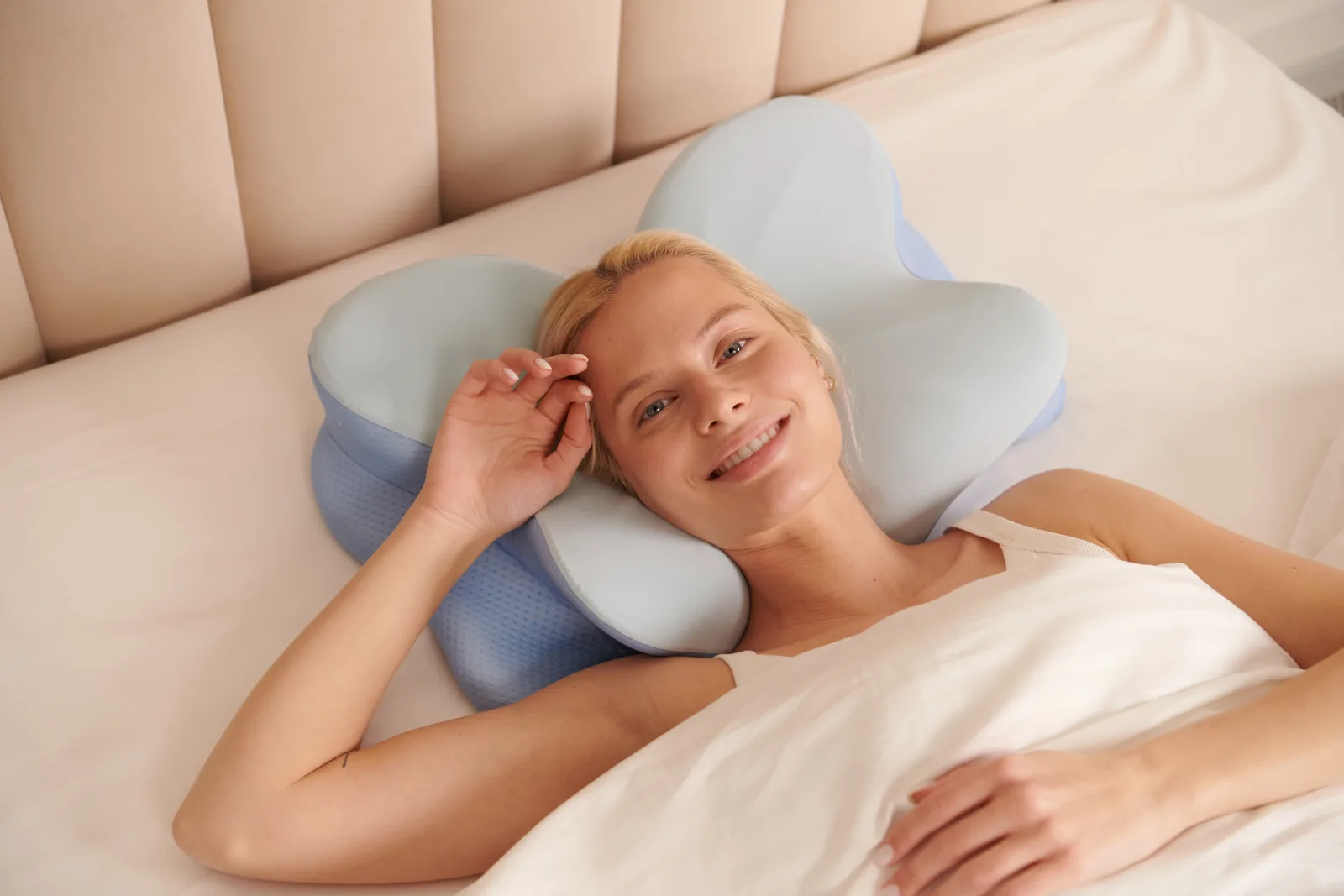Customer holding the Derila Ergo pillow